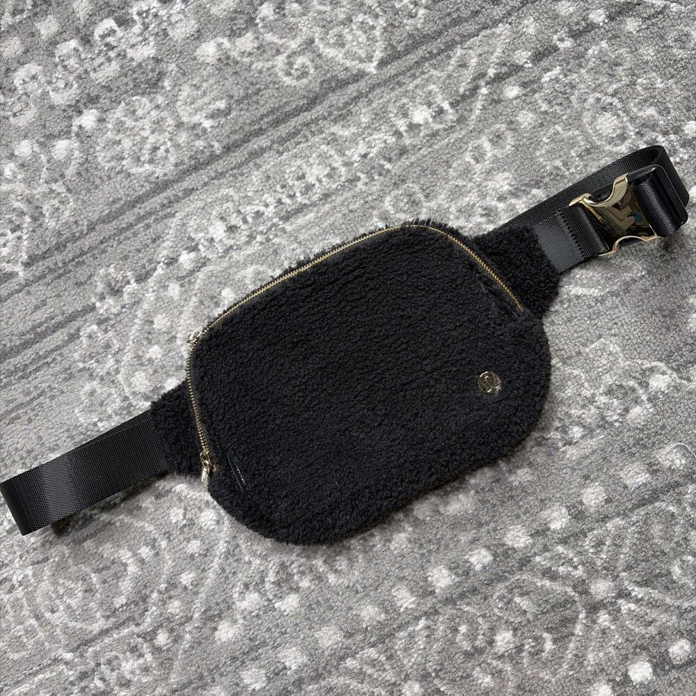 Lululemon Everywhere Belt Bag Fleece Sherpa Black/Gold 1L LU9BDUS